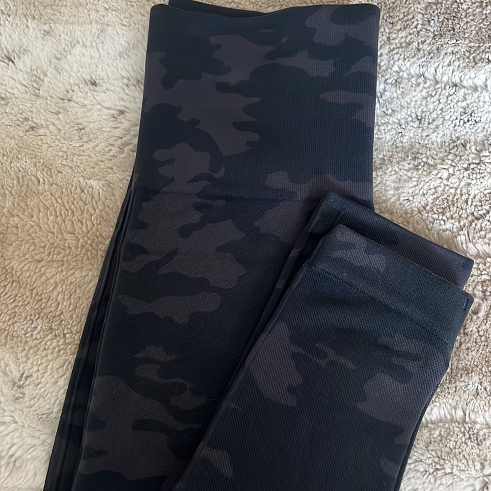 SPANX “look at me now” seamless leggings- XS black camo - Picture 7 of 7
